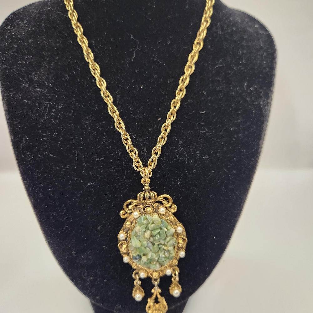 Elegant Gold and Green Pendant Necklace